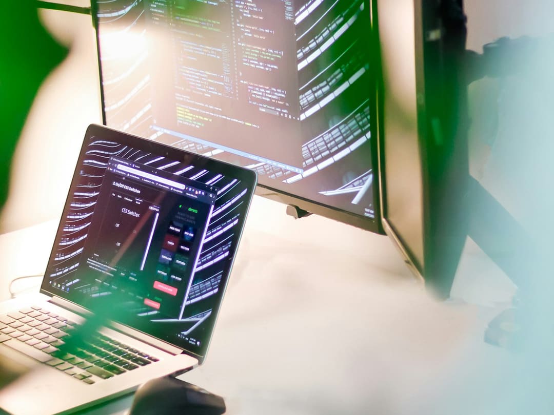 Laptop und Bildschirm an einem Arbeitsplatz für Webentwicklung